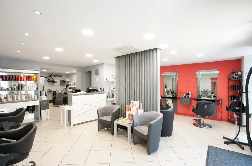 Salon de l'intérieur vue d'ensemble Cachou coiffure à Villefranche sur saône